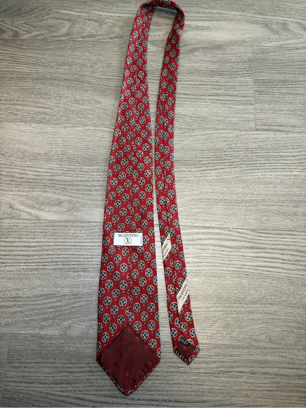 Vintage Valentino Cravatte Red Silk Geometric Medallion Neck Tie Made in Italy - Picture 4 of 9